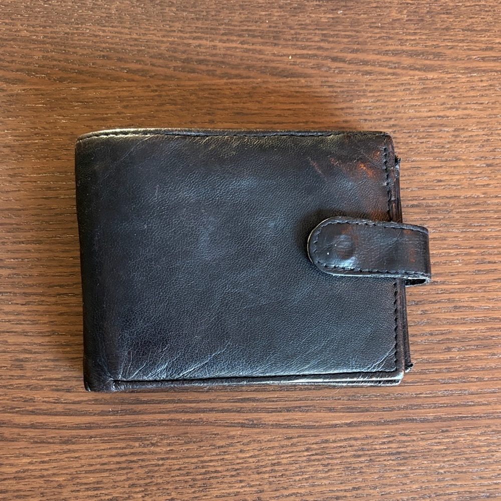 FREE W/PURCHASE - VINTAGE - Classic Black/Brown Leather Wallet
